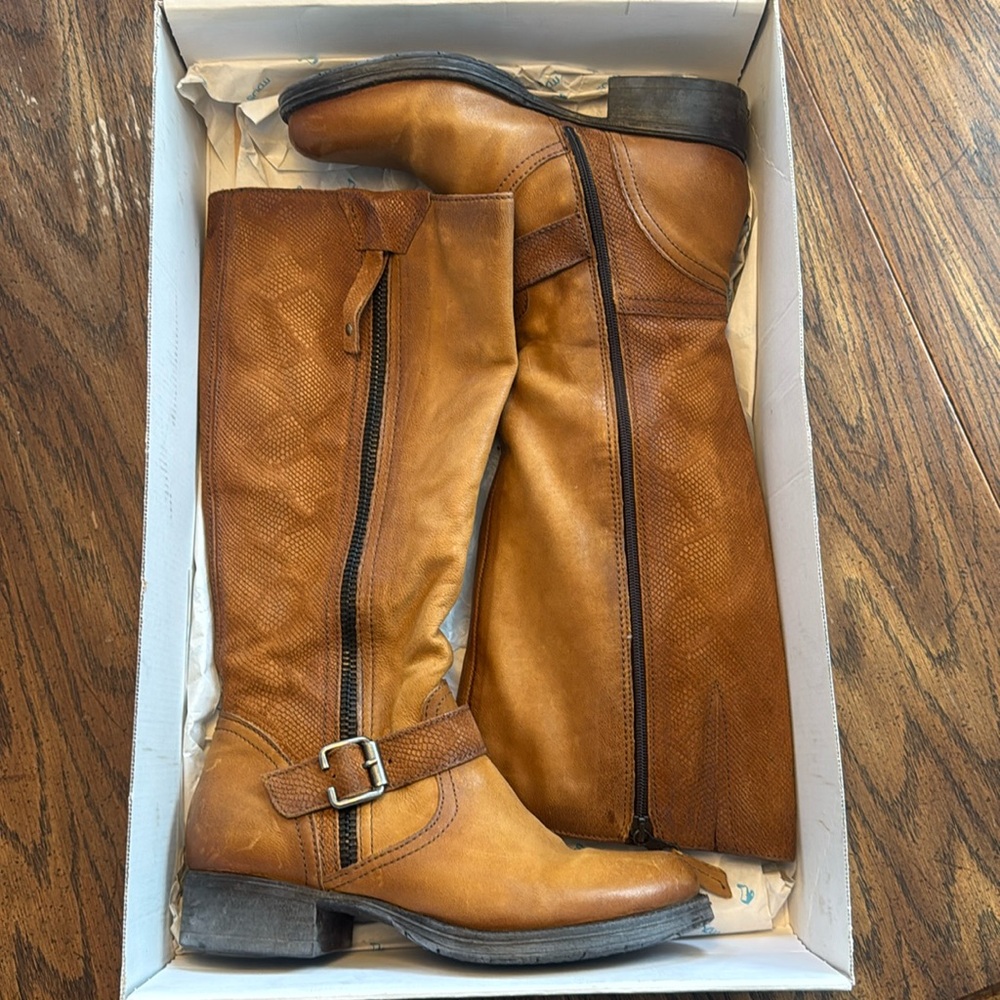 MJUS 185417 cognac 39 (8.5) boots in original box.